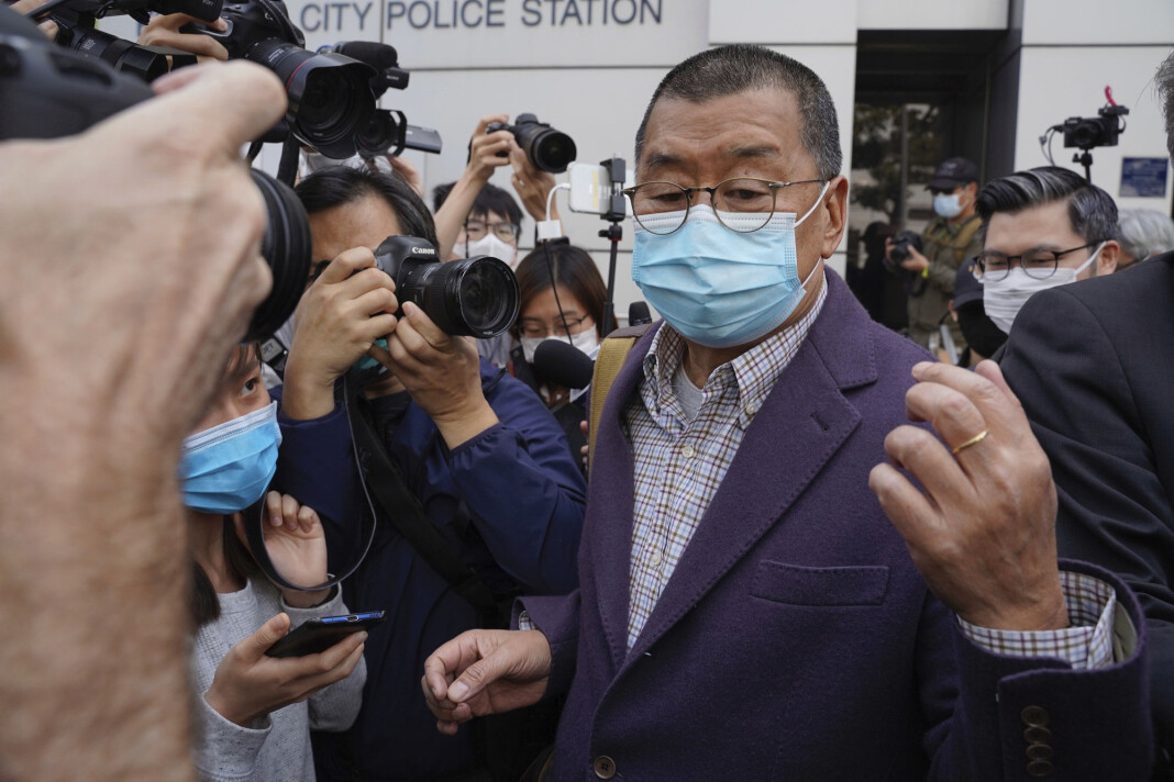 Grunnleggeren av Hongkong-avisen Apple Daily, Jimmy Lai, fotografert på vei ut fra politistasjonen i Hongkong fredag. Grunnleggeren av Hongkong-avisen Apple Daily, Jimmy Lai, fotografert på vei ut fra politistasjonen i Hongkong fredag.