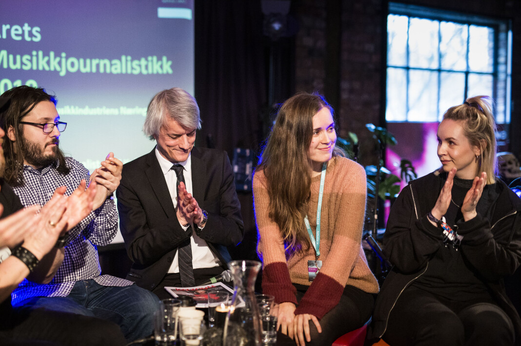 Klassekampens Mari Brenne Vollan får prisen for «Årets musikkjournalistikk» i 2019, og applauderes av de andre nominerte: Egon Holstad, Filip Roshauw, Audun Vinger og Christine Dancke. Klassekampens Mari Brenne Vollan får prisen for «Årets musikkjournalistikk» i 2019, og applauderes av de andre nominerte: Egon Holstad, Filip Roshauw, Audun Vinger og Christine Dancke.