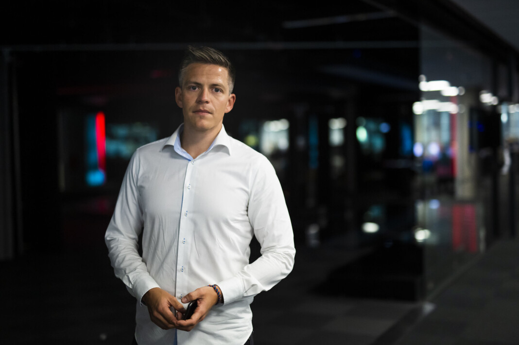 TV 2-journalist Kenneth Fossheim tror journalister kan tjene på å være mer åpne om hvordan de jobber. TV 2-journalist Kenneth Fossheim tror journalister kan tjene på å være mer åpne om hvordan de jobber.