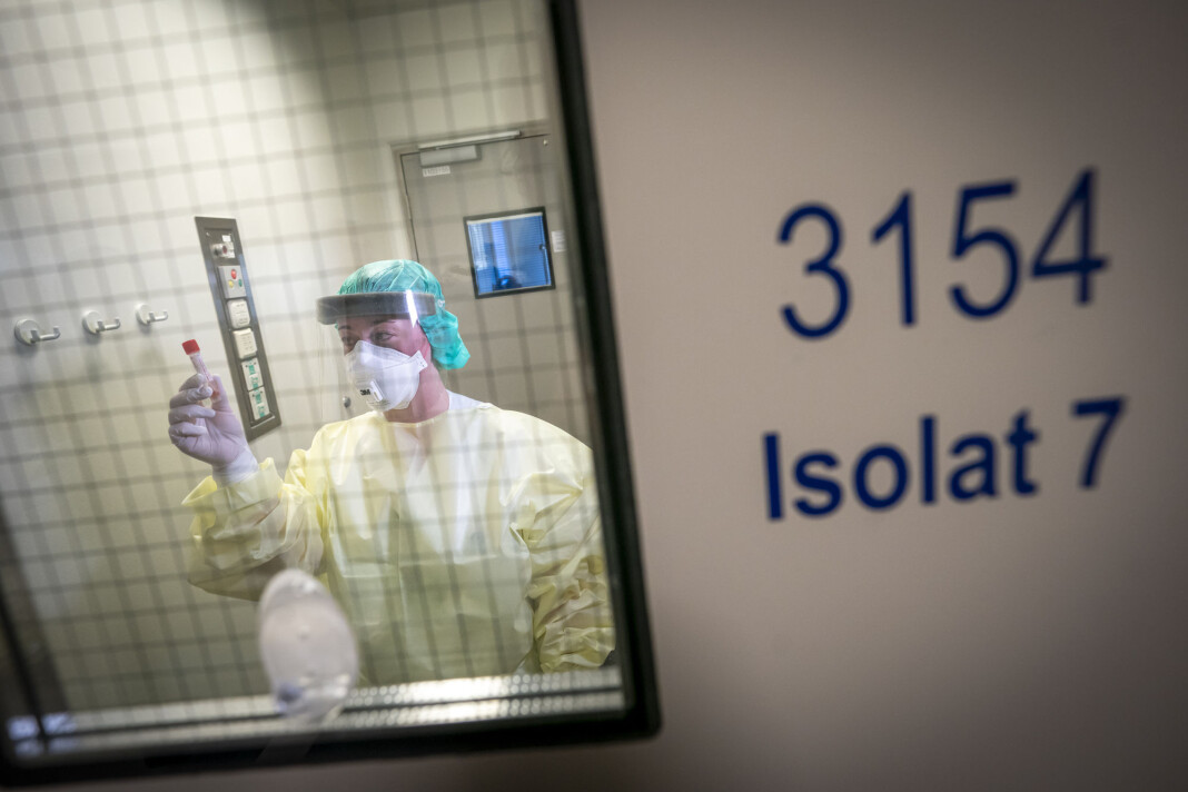 Fagutviklingssykepleier Marte Rygh Selmer ikledd smittevernutstyr ser på en spyttprøve på isolatposten på Ullevål sykehus. Fagutviklingssykepleier Marte Rygh Selmer ikledd smittevernutstyr ser på en spyttprøve på isolatposten på Ullevål sykehus.