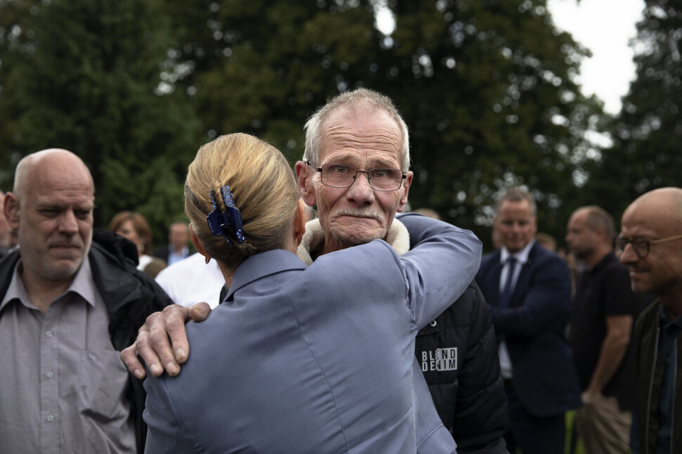 Bildet kommuniserer på sterkeste vis at hun er samfunnet – og at han er både seg selv og alle de andre som venter på å høre det store, lille ordet: Unnskyld, skriver juryen om vinnerbildet i «Årets pressefoto» i Danmark.