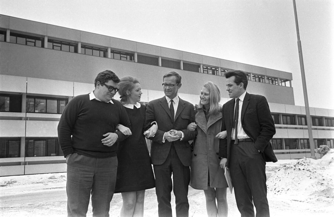 Ringnes herre: Programleder og journalist Haagen Ringnes i midten sammen med andre medlemmer av «Her og Nå»-redaksjonen i NRK, Mars 1969. Bildet har egentlig ingenting med noen av PFU-sakene å gjøre, vi beklager på vegne av Sjournalisten og Sjournalisten.no. Ringnes herre: Programleder og journalist Haagen Ringnes i midten sammen med andre medlemmer av «Her og Nå»-redaksjonen i NRK, Mars 1969. Bildet har egentlig ingenting med noen av PFU-sakene å gjøre, vi beklager på vegne av Sjournalisten og Sjournalisten.no.