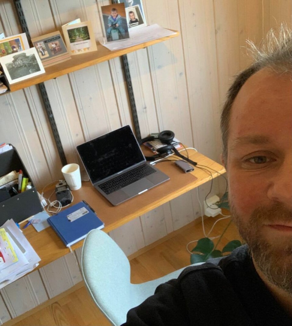 VGs Tor-Erling Thømt Ruud spiller inn stemme under dyna, og intervjuer via apper til podkasten «Verdens Gang»