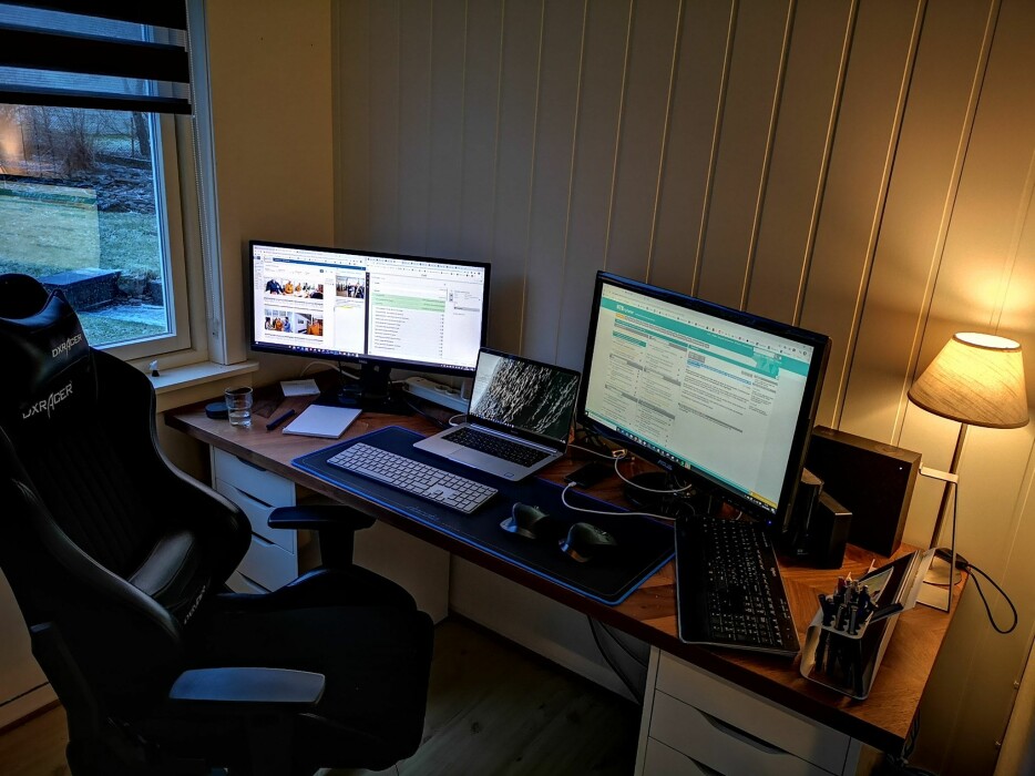 Simon Aldra, nettsjef i Brønnøysunds avis, har tre skjermer på sitt hjemmekontor.
