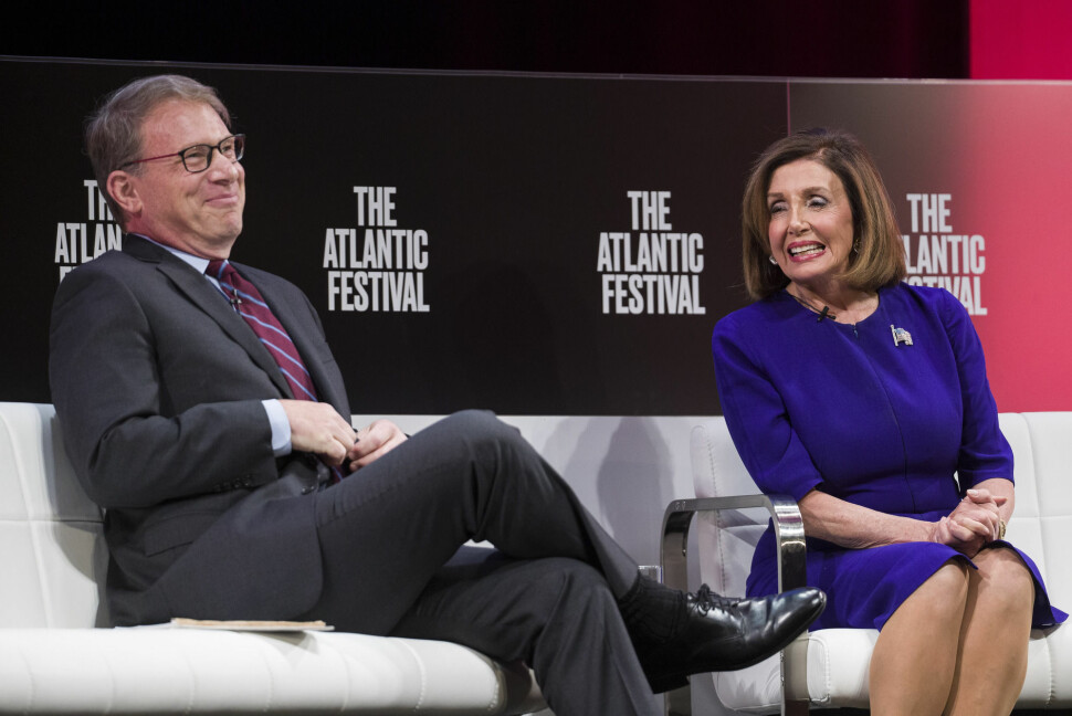 Sjefredaktør Jeffrey Goldberg intervjuer Nancy Pelosi på scenen under The Atlantic Festival.