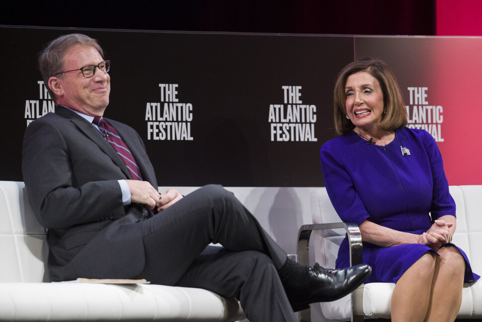Sjefredaktør Jeffrey Goldberg intervjuer Nancy Pelosi på scenen under The Atlantic Festival. Sjefredaktør Jeffrey Goldberg intervjuer Nancy Pelosi på scenen under The Atlantic Festival.
