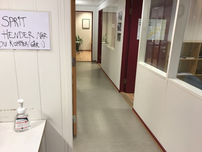 I Frostingens lokaler får bare én av de ansatte oppholde seg samtidig. I Frostingens lokaler får bare én av de ansatte oppholde seg samtidig.