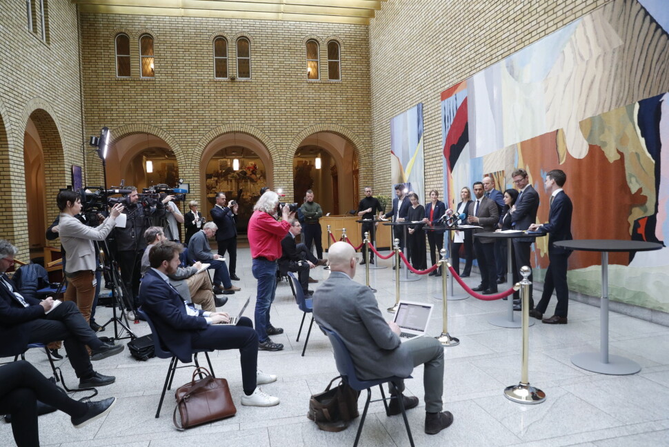 Journalister holder god avstand under en pressekonferanse på Stortinget i forbindelse med regjeringens krisepakke. Journalister holder god avstand under en pressekonferanse på Stortinget i forbindelse med regjeringens krisepakke.
