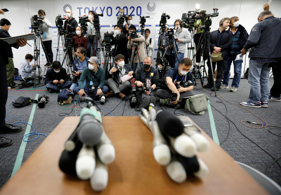 JAPAN: Journalister med beskyttelsesmasker venter på Toshiro Muto, sjef for organisasjonskommitteen for OL i Tokyo 2020. Mars 2020.
