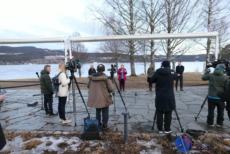 God avstand mellom både pressefolk og statsråder på pressekonferanse før regjeringens budsjettkonferanse på Hurdalsjøen hotell mandag ettermiddag.