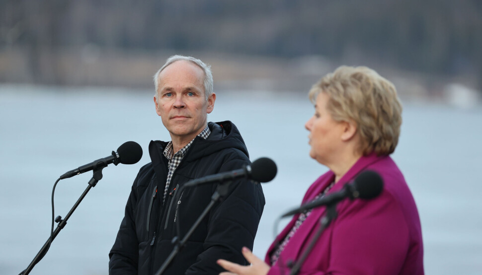Finansminister Jan Tore Sanner åpner for at frilansere skal få sosialhjelp fra første dag. Her med statsminister Erna Solberg under gårsdagens pressekonferanse om budsjettforhandlingene. Finansminister Jan Tore Sanner åpner for at frilansere skal få sosialhjelp fra første dag. Her med statsminister Erna Solberg under gårsdagens pressekonferanse om budsjettforhandlingene.