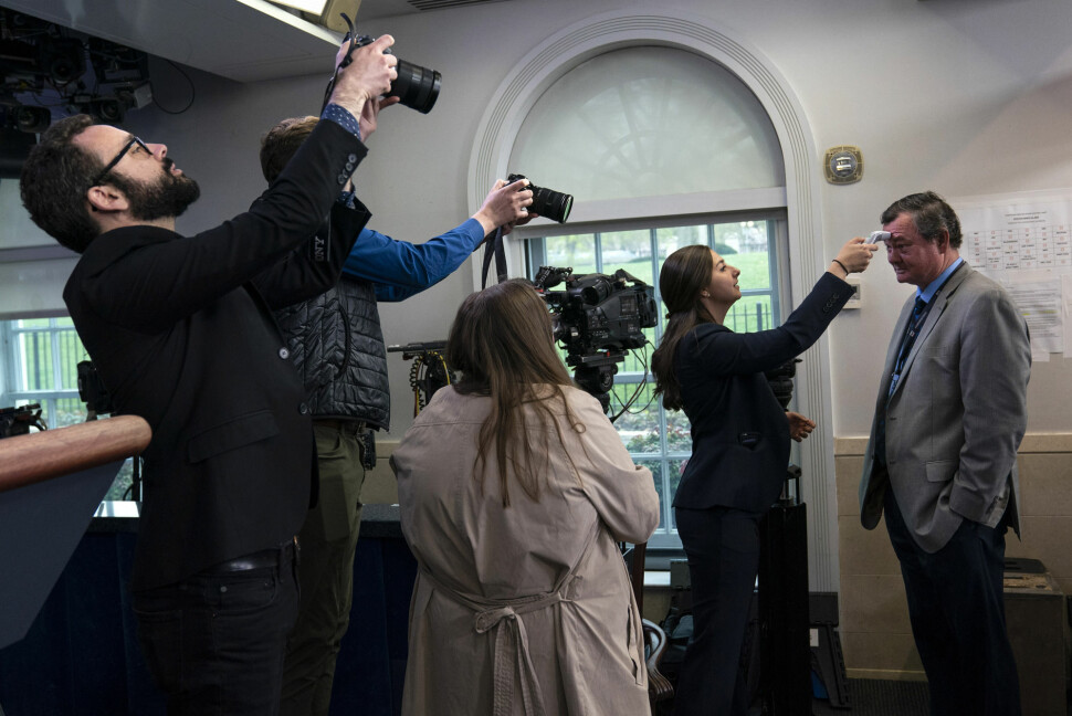 USA: Associated Press-journalist Kevin Freking får temperaturen målt før pressekonferanse om koronaviruset i Det hvite hus.