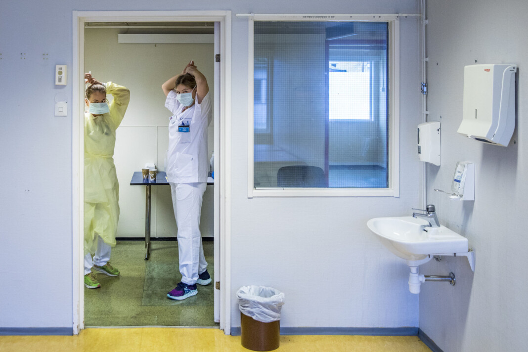Ansatte på Ullevål sykehus blir påkledd riktig beskyttelsesutstyr. Ansatte på Ullevål sykehus blir påkledd riktig beskyttelsesutstyr.