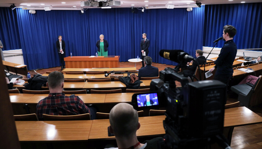 Journalistene holder avstand på pressekonferanse med Erna Solberg og helsemyndighetene. Journalistene holder avstand på pressekonferanse med Erna Solberg og helsemyndighetene.