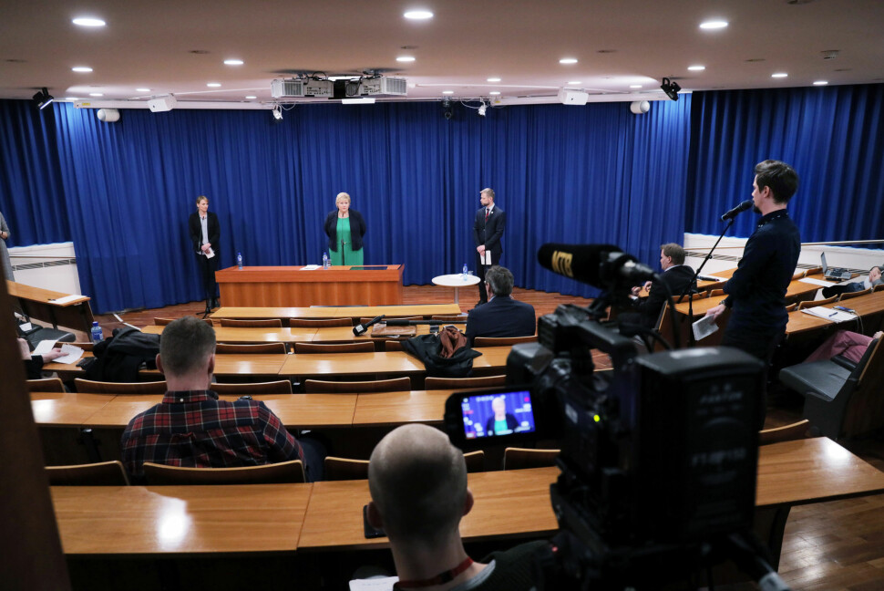 NORGE: Journalistene holder god avstand seg i mellom på pressekonferansen med blant andre statsminister Erna Solberg og helseminister Bent Høie.