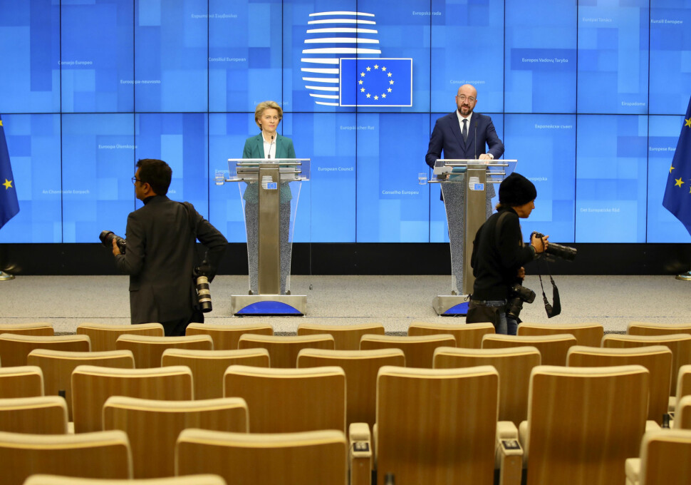 BELGIA: De to fotografene har ingen problemer med å holde god avstand på denne pressekonferansen i Brussel.