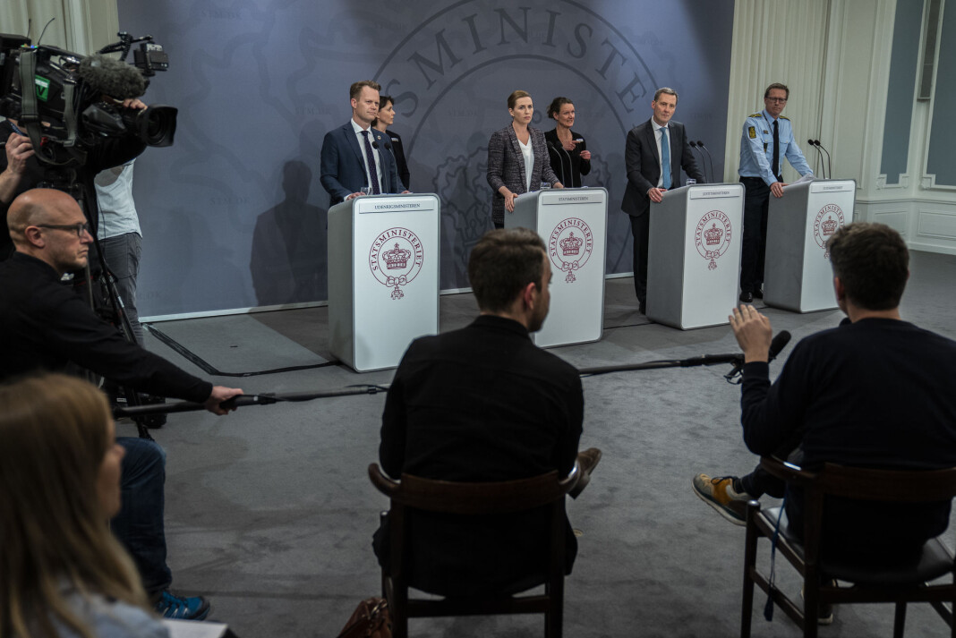 Danmarks statsminister Mette Frederiksen, utenriksminister Jeppe Kofod, justitsminister Nick Hækkerup og rikspolitisjef Thorkild Fogde på en pressekonferanse 13. mars 2020, da den danske regeringa annonserte midlertidig stenging av landegrensene. Danmarks statsminister Mette Frederiksen, utenriksminister Jeppe Kofod, justitsminister Nick Hækkerup og rikspolitisjef Thorkild Fogde på en pressekonferanse 13. mars 2020, da den danske regeringa annonserte midlertidig stenging av landegrensene.