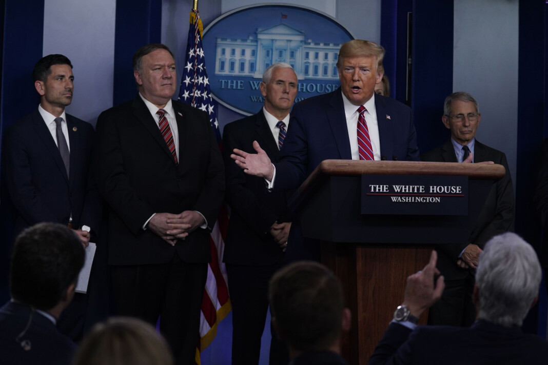 President Donald Trump svarer på sin måte da NBC News korrespondent Peter Alexander stiller spørsmål fredag i Det hvite hus. President Donald Trump svarer på sin måte da NBC News korrespondent Peter Alexander stiller spørsmål fredag i Det hvite hus.