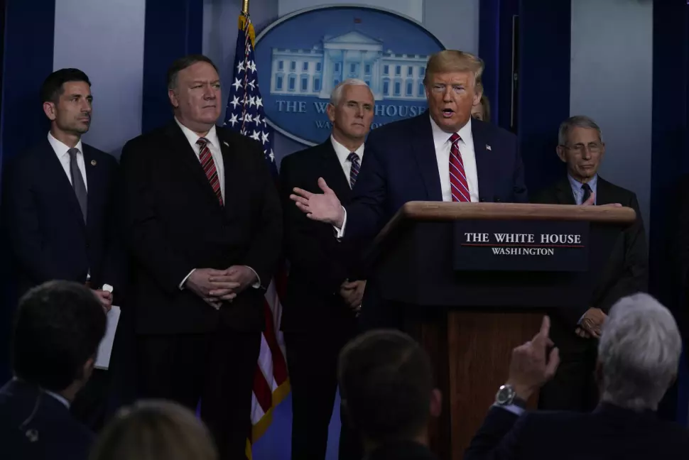 President Donald Trump svarer på sin måte da NBC News korrespondent Peter Alexander stiller spørsmål fredag i Det hvite hus.
