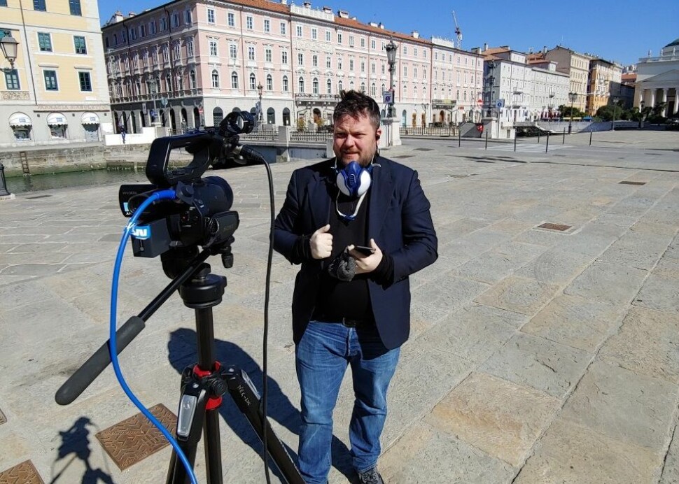 NRK-korrespondent Roger Sevrin Bruland på jobb i Trieste i Nord-Italia.