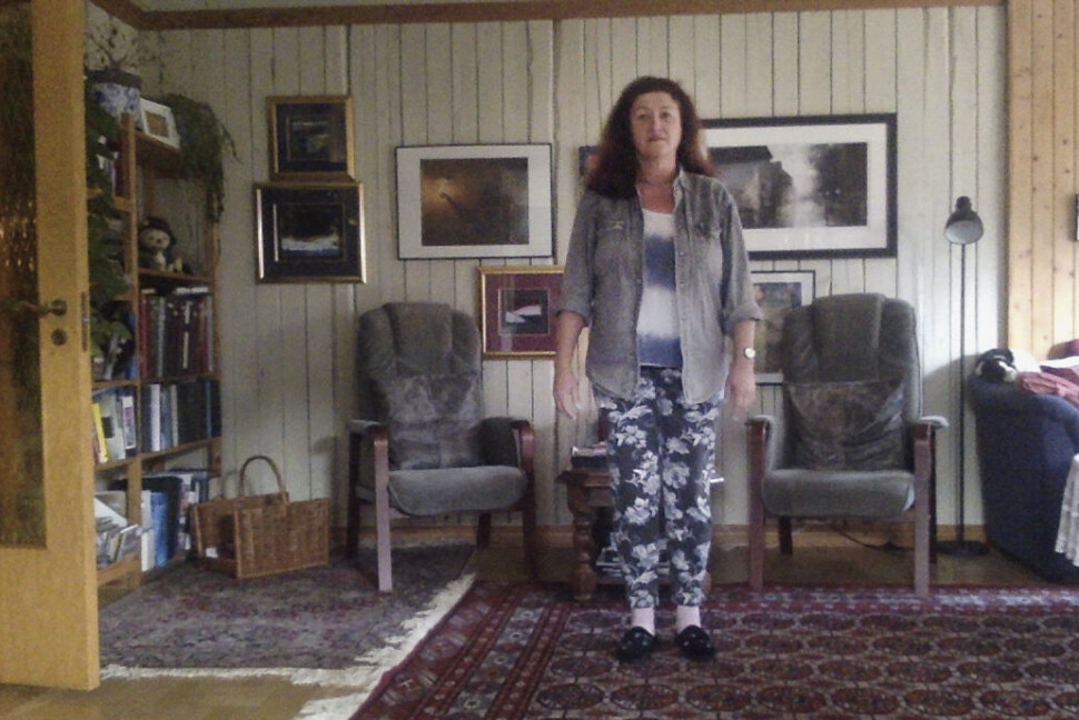 Anita Lillesæter (62). Pensjonert jordmor, Oslo. – Det er veldig uvant å bare være hjemme, og å ikke ha et sosialt liv, som jeg ellers har. Nå jobber jo ikke jeg lenger, men jeg blir kanskje beordret hvis dette blir verre. Anita Lillesæter (62). Pensjonert jordmor, Oslo. – Det er veldig uvant å bare være hjemme, og å ikke ha et sosialt liv, som jeg ellers har. Nå jobber jo ikke jeg lenger, men jeg blir kanskje beordret hvis dette blir verre.