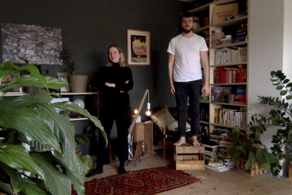 Kyrre Lien (29) og Benedicte Tobiassen (30). Mediebransjen, Oslo. – Det er uvant å tilbringe hele dagen inne, men en får god tid til å eksperimentere med matlaging og male soverom. Samtidig har vi en voksende uro for situasjonen fremover, både økonomisk og samfunnsmessig. Dette kan jo virkelig dra ut i tid. Kyrre Lien (29) og Benedicte Tobiassen (30). Mediebransjen, Oslo. – Det er uvant å tilbringe hele dagen inne, men en får god tid til å eksperimentere med matlaging og male soverom. Samtidig har vi en voksende uro for situasjonen fremover, både økonomisk og samfunnsmessig. Dette kan jo virkelig dra ut i tid.