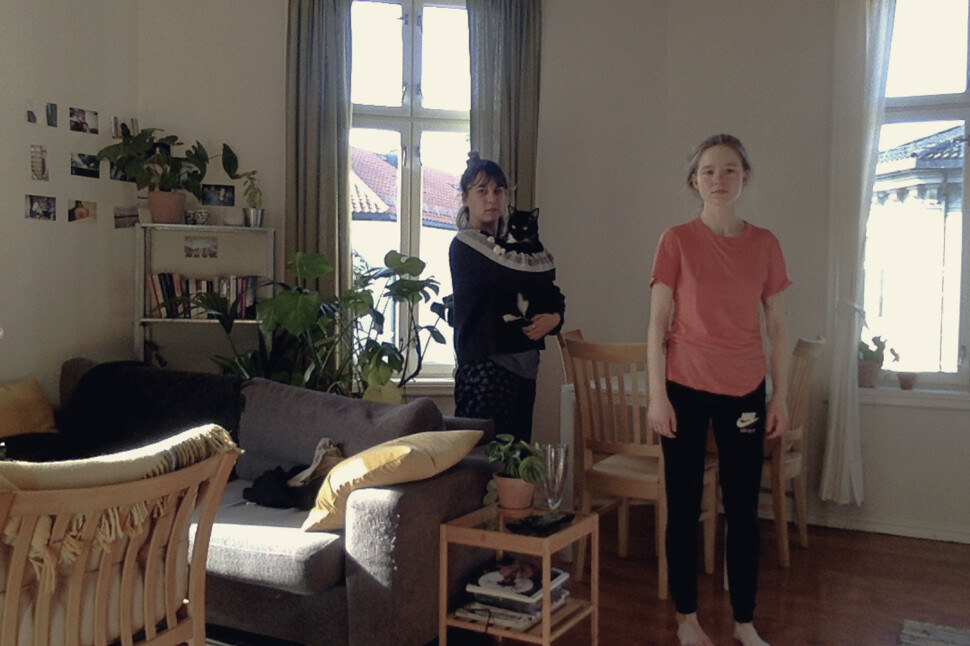Anouk Brundo-Bull (23), Sofie Nissen (23) og katten Ferguson
Fotografstudent, Oslo. – Ganske rart, men også litt gøy: mye spill, tegning og en del eksistensiell krise. Anouk Brundo-Bull (23), Sofie Nissen (23) og katten Ferguson
Fotografstudent, Oslo. – Ganske rart, men også litt gøy: mye spill, tegning og en del eksistensiell krise.