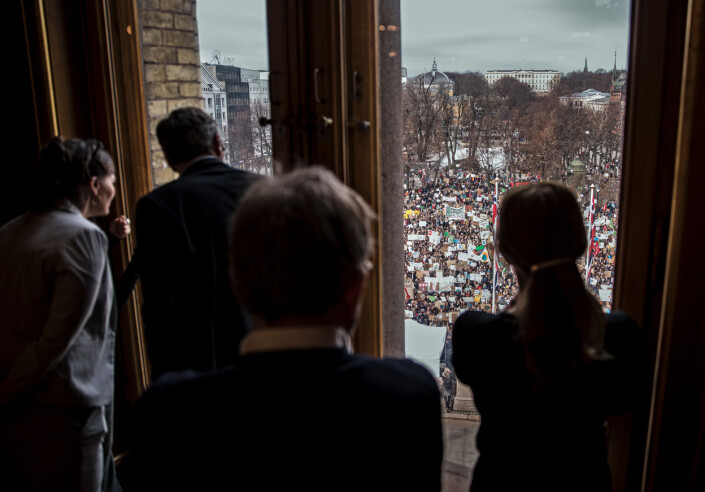 Klimabrølet
Tusenvis av miljøbevisste barn og unge har møtt opp foran Stortinget for å demonstrere mot menneskeskapte klimaendringer, inspirert av svenske Greta Thunberg. På innsiden av stortingssalen følger politikerne med på det som skjer utenfor. Klimabrølet
Tusenvis av miljøbevisste barn og unge har møtt opp foran Stortinget for å demonstrere mot menneskeskapte klimaendringer, inspirert av svenske Greta Thunberg. På innsiden av stortingssalen følger politikerne med på det som skjer utenfor.