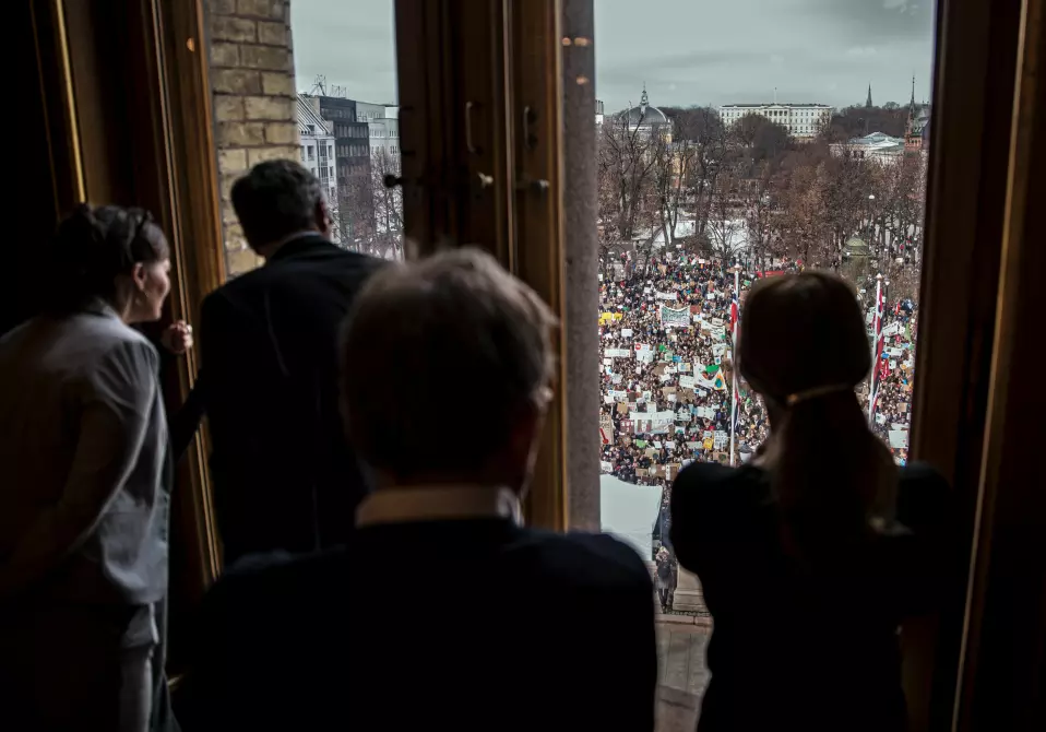 Klimabrølet

Tusenvis av miljøbevisste barn og unge har møtt opp foran Stortinget for å demonstrere mot menneskeskapte klimaendringer, inspirert av svenske Greta Thunberg. På innsiden av stortingssalen følger politikerne med på det som skjer utenfor.