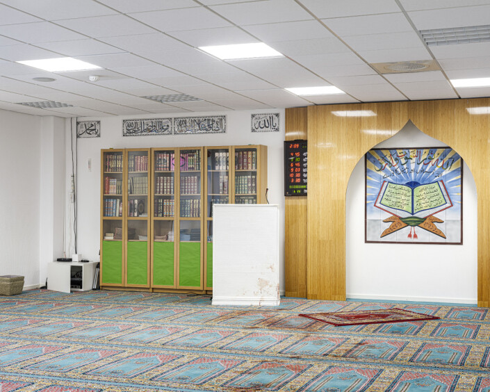 Blod og bønn
Terroristen kom for å drepe. Et blodig bønnetempe og talerstol vitner om kampen i Al-Noor Islamic Center i Bærum. Blod og bønn
Terroristen kom for å drepe. Et blodig bønnetempe og talerstol vitner om kampen i Al-Noor Islamic Center i Bærum.