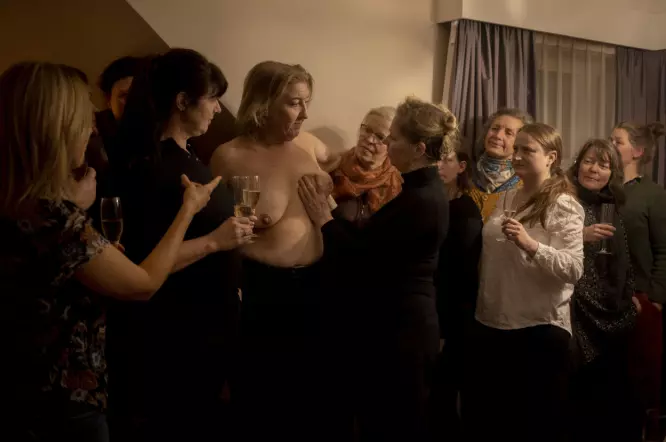 Dette bildet ble i fjor kåret til Årets bilde 2019. Det viser Helene Gallis som inviterte til «tafsefest» da hun fikk påvist brystkreft. Det ble tatt av Monica Strømdahl som frilanser for Aftenposten. Strømdahl er nominert også i år.