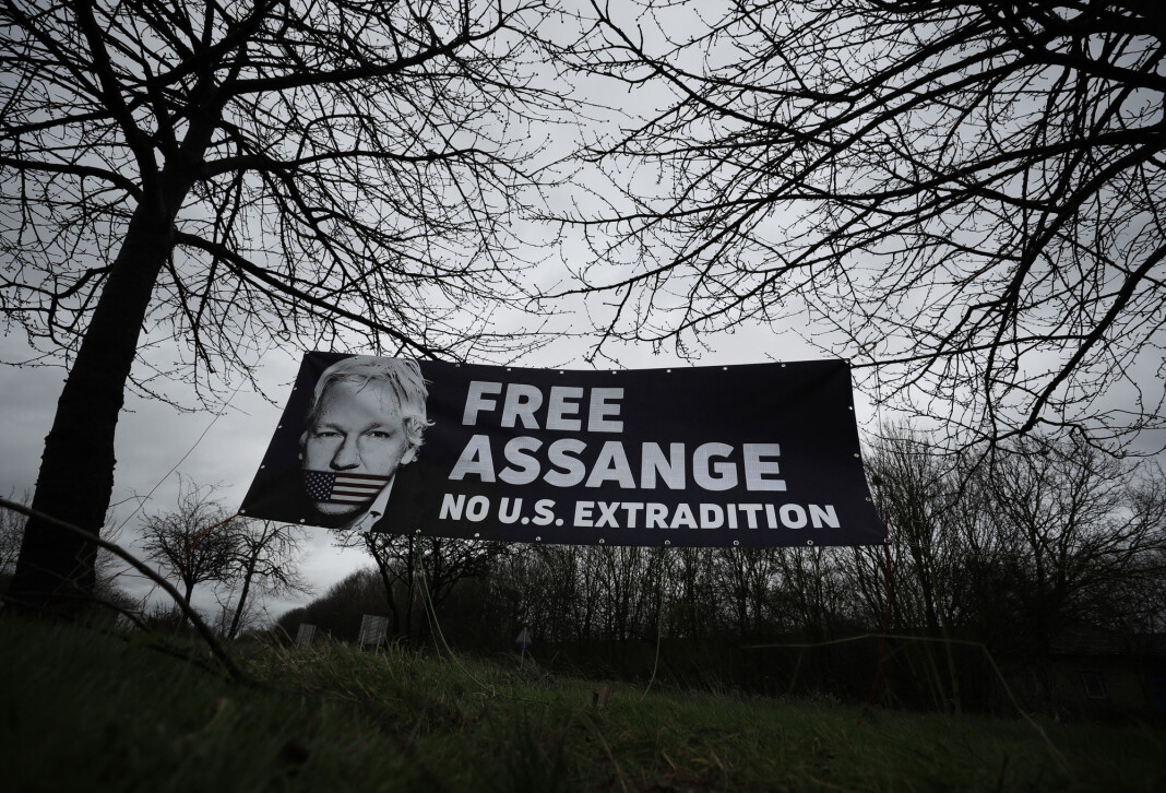 Det har vært mange demonstrasjoner for å få frigitt Julian Assange. Nå vil advokatene hans at han skal løslates mot kausjon på grunn av smittefare. Det har vært mange demonstrasjoner for å få frigitt Julian Assange. Nå vil advokatene hans at han skal løslates mot kausjon på grunn av smittefare.