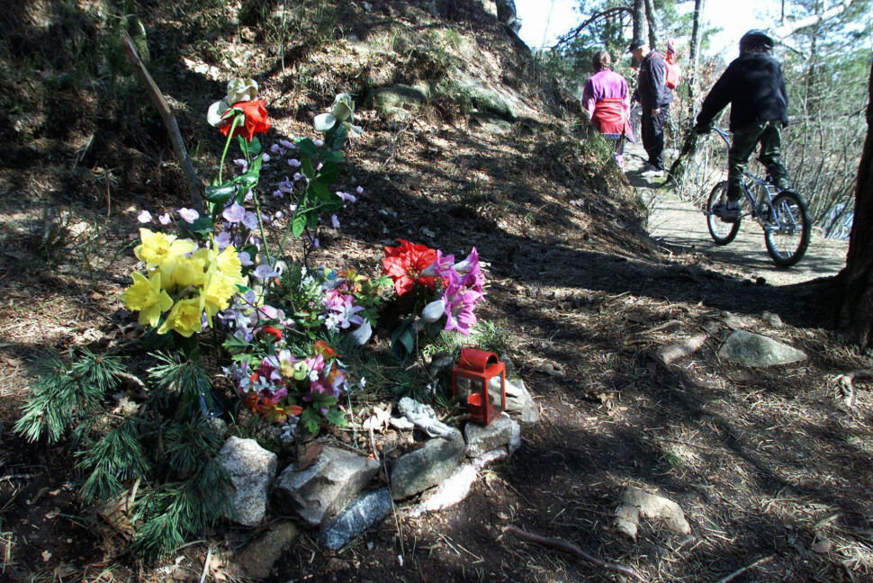 Blomster lagt ned nær stedet hvor Stine Sofie Sørstrønen og Lena Sløgedal Paulsen ble drept 19. mai 2000. Bildet er fra 2001.