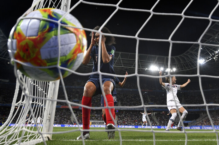 Frankrike møter Norge i fotball-VM i Nice.
Hjemmelagets Wendie Renard fortviler etter å ha utlignet til 1-1 med et selvmål til de norske jentene. Til høyre i bakgrunnen jubler Norges Caroline Graham Hansen. 18 minutter senere fikk Frankrike straffe som gjorde at de slutt vant kampen 2-1. Frankrike møter Norge i fotball-VM i Nice.
Hjemmelagets Wendie Renard fortviler etter å ha utlignet til 1-1 med et selvmål til de norske jentene. Til høyre i bakgrunnen jubler Norges Caroline Graham Hansen. 18 minutter senere fikk Frankrike straffe som gjorde at de slutt vant kampen 2-1.