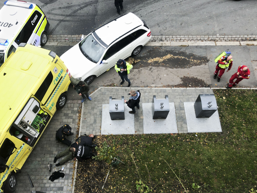 Da en mann og en kvinne kjørte ut av en rundkjøring og bilen deres landet opp ned i Torshovparken i Oslo, kapret bilføreren en ambulanse og kjørte i høy fart gjennom Oslos gater. En kvinne og hennes barnevogn med to tvillinger ble påkjørt, og politiet løsnet skudd for å stoppe ham. Til slutt klarte ambulansepersonell og politiet å stoppe bilen ved inngangsporten til en bygård på Torshov. Da en mann og en kvinne kjørte ut av en rundkjøring og bilen deres landet opp ned i Torshovparken i Oslo, kapret bilføreren en ambulanse og kjørte i høy fart gjennom Oslos gater. En kvinne og hennes barnevogn med to tvillinger ble påkjørt, og politiet løsnet skudd for å stoppe ham. Til slutt klarte ambulansepersonell og politiet å stoppe bilen ved inngangsporten til en bygård på Torshov.