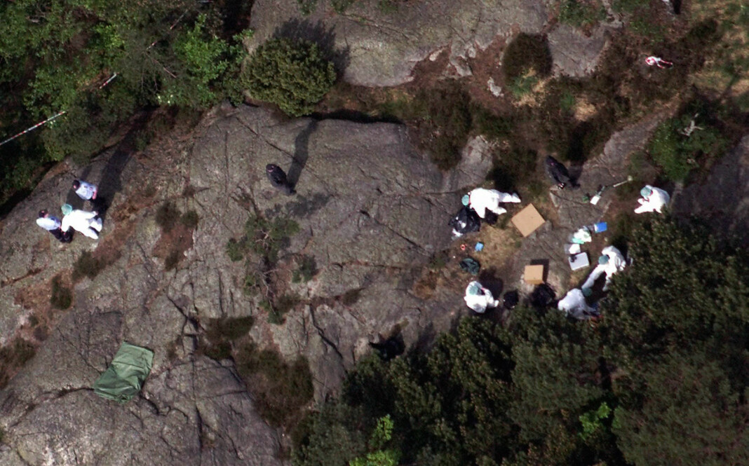 Etterforskere fra Kripos arbeider med de tekniske undersøkelsene på åstedet i Baneheia. Bildet er tatt 23. mai 2000.