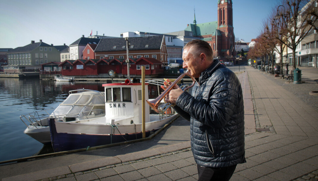 Daglig leder i Arendals Tidene, Odd Bjørn Jensen, spiller en trudelutt for Journalistens utsendte. Han er også gjerne avbildet med trompet på avisens forside. Foto: Ole Dag Kvamme Daglig leder i Arendals Tidene, Odd Bjørn Jensen, spiller en trudelutt for Journalistens utsendte. Han er også gjerne avbildet med trompet på avisens forside. Foto: Ole Dag Kvamme