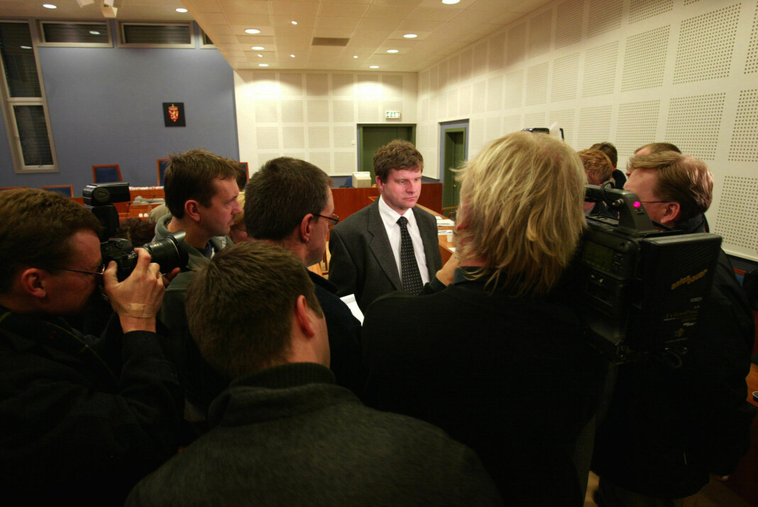 Advokat Tore H. Pettersen, som er forsvarte for Viggo Kristiansen i lagmannsretten i 2002, er her omkranset av journalister ved avsluttningen av den første dagen i retten.