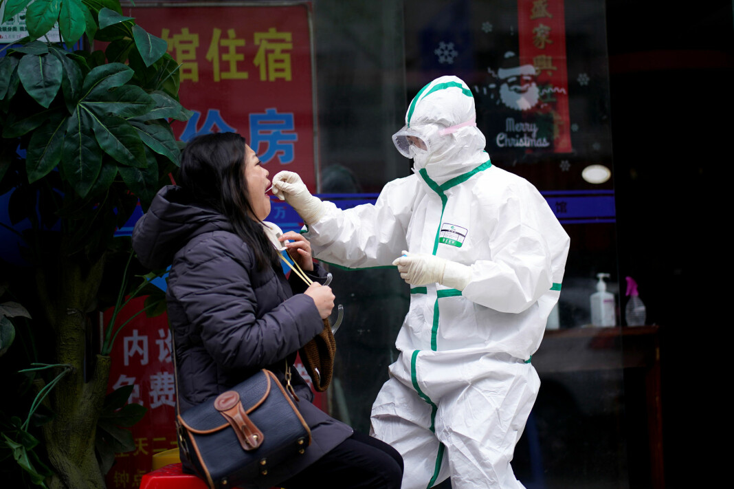 Reuters-reporter Brenda Goh tar en korona-test på gata i Wuhan i Kina.