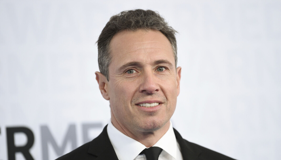 CNN-anker Chris Cuomo skal fremdeles være på skjermen, fra kjelleren i boligen sin, forteller han selv. CNN-anker Chris Cuomo skal fremdeles være på skjermen, fra kjelleren i boligen sin, forteller han selv.