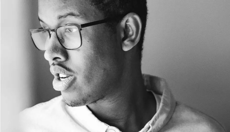 Journaliststudent Abdirahman Hassan er leder for NJs studentklubb på Oslo Met og bekymra for utsiktene for årets sommervikarer.