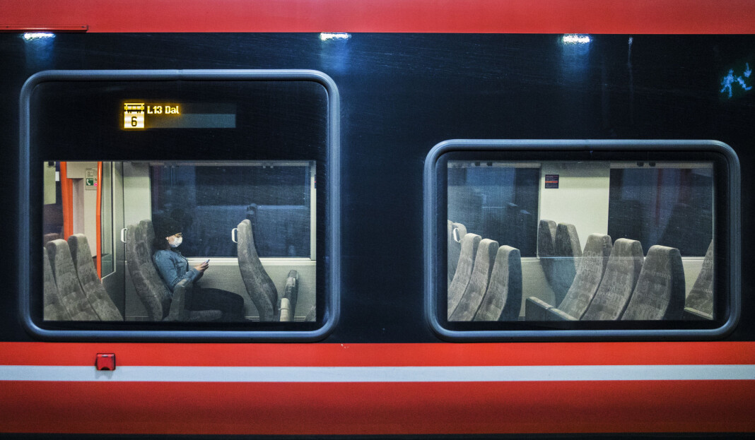 25. mars 14.30 stoppet dette nesten tomme toget på Nationaltheateret stasjon i Oslo. De fleste er med på dugnaden og holder seg hjemme. 25. mars 14.30 stoppet dette nesten tomme toget på Nationaltheateret stasjon i Oslo. De fleste er med på dugnaden og holder seg hjemme.