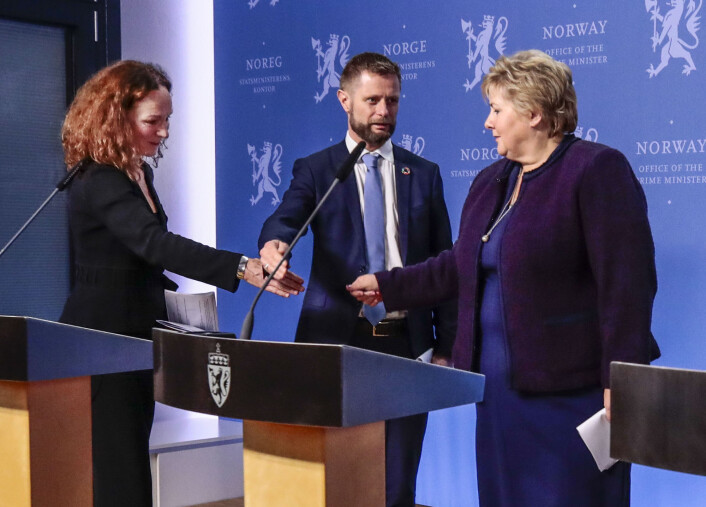 Pressekonferanse 12. mars: Helseminister Bent Høie avverger at direktør for Folkehelseinstituttet Camilla Stoltenberg (t.v) og statsminister Erna Solberg håndhilser. Pressekonferanse 12. mars: Helseminister Bent Høie avverger at direktør for Folkehelseinstituttet Camilla Stoltenberg (t.v) og statsminister Erna Solberg håndhilser.