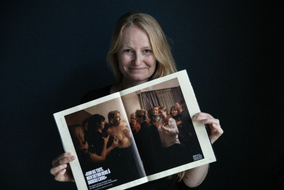 Monica Strømdahl fikk besøk av Aftenposten-kollega og styremedlem i Pressefotografenes klubb, Paal Audestad, like etter det ble kjent at hun vant. Han tok dette bildet av vinneren.