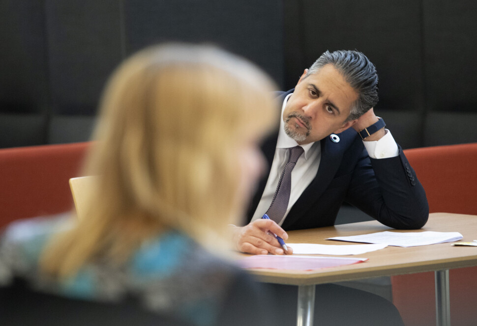 Kultur- og likestillingsminister Abid Raja lyttet, men lovet lite, i møtet med medieorganisasjonene i dag. I forgrunnen MBL-sjef Randi S. Øgrey. Kultur- og likestillingsminister Abid Raja lyttet, men lovet lite, i møtet med medieorganisasjonene i dag. I forgrunnen MBL-sjef Randi S. Øgrey.