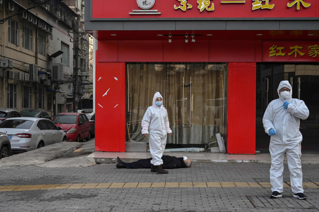 «... the image that captures the Wuhan coronavirus crisis», skrev The Guardian, men det fantes ingen beviser for at mannen faktisk døde av koronavirus, skriver IJNet. (Journalisten har valgt å sladde mannens ansiktet). «... the image that captures the Wuhan coronavirus crisis», skrev The Guardian, men det fantes ingen beviser for at mannen faktisk døde av koronavirus, skriver IJNet. (Journalisten har valgt å sladde mannens ansiktet).