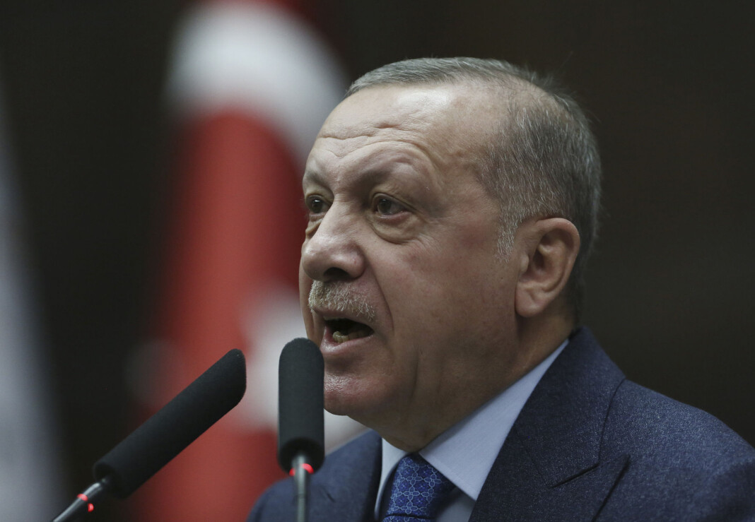 Tyrkias president Recep Tayyip Erdogan har anmeldt en populær ankermann på TV, som han anklager for å spre uriktig informasjon. Tyrkias president Recep Tayyip Erdogan har anmeldt en populær ankermann på TV, som han anklager for å spre uriktig informasjon.