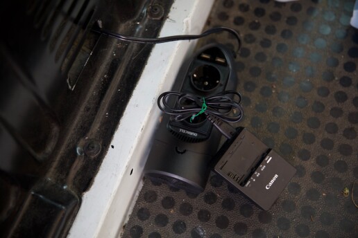Fotografen bruker en omformer til 230V, så han får ladet Mac og batterier. Fotografen bruker en omformer til 230V, så han får ladet Mac og batterier.