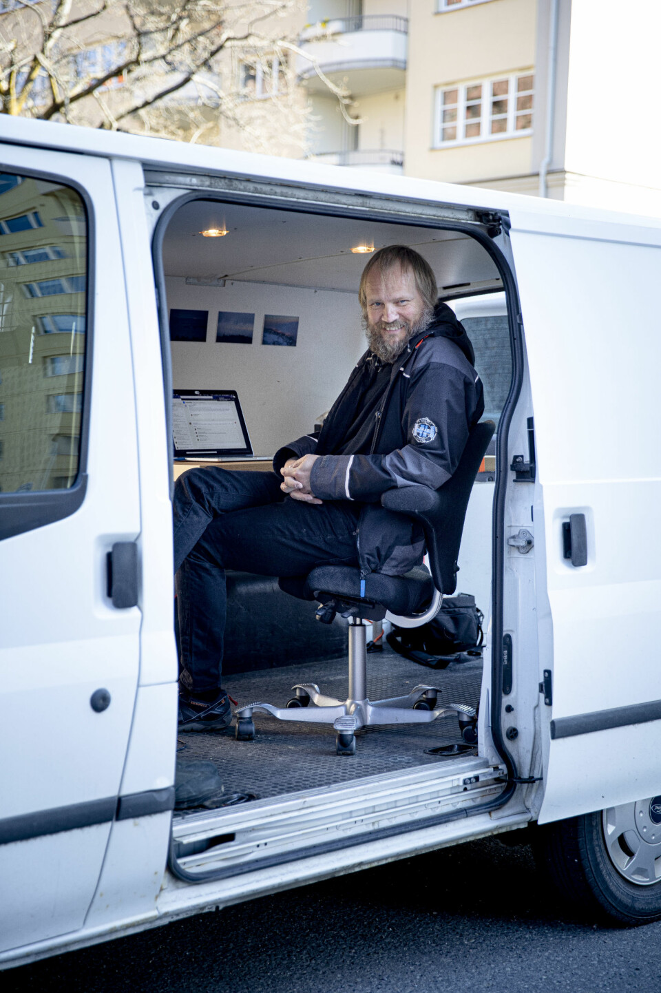 Klassekampens Tom Henning Bratlie har laget seg sitt eget «koronakontor» i denne varebilen.