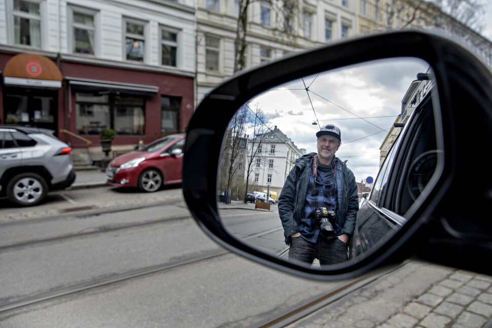 DN-fotograf og klubbstyremedlem i DN, Aleksander Nordahl, her ute på jobb i bilen han jobber mye fra under koronasituasjonen.